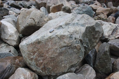  Гранит скальник (серо-зеленый) фр. 500-1500 мм.  купить в Краснодаре гранит мрамор  серый зеленый темно-серый глыба скальная колотая ландшафтная 7 500 руб/т   фото 