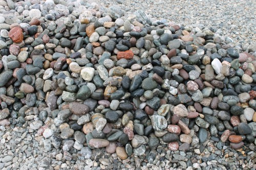  Галька окат (цветная картошка) фр. 50-100 мм. купить   в Краснодаре галька природная окатанная серый белый цветной синий темно-серый коричневый округлый галечник окатанный 4500 руб/т   фото 