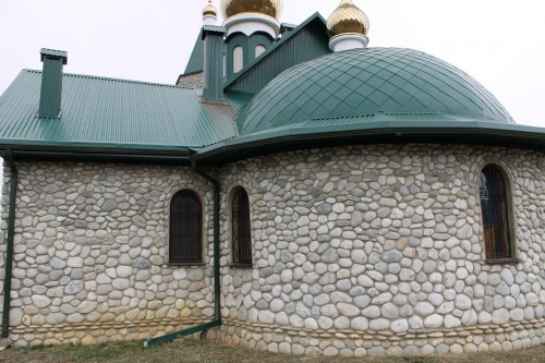 Kamenclub.ru: Галька речная плоская (бело-серая) фр. 100-200-300 мм. купить   в  Краснодарегалька речная плоская серый, белый, бело-серый, серо-белый речная галька плоская  6000 руб/т   фото КАМЕНЬ КЛУБ