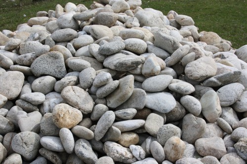  Бело-серый валунчик фр.100-300 мм.  купить в Краснодаре крупный камень для ландшафта серый, белый бело-серый валун крупная галька 4500 руб/т   фото 