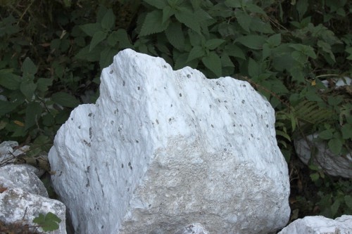  Мраморизированный известняк фр. 100-500 мм.  купить в Краснодаре известняк серый белый темно-серый сероватый валун природного образования окатанный 7 500 руб/т   фото 