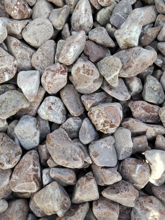 Розовая мраморная галька (щебень галтованный розовый) фр.10-20 мм.  купить  в Краснодаре мрамор розовый, красный ландшафтный декоративный окатанный округлый щебень 13500 руб/т   фото 