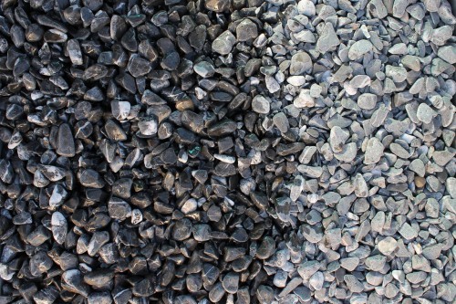  Черная галька с прожилками (галтованный черный мрамор) фр.10-20 мм.  купить  в Краснодаре мрамор черный с белыми прожилками, черный, белый окатанный округлый ландшафтный декоративный щебень 13500 руб/т   фото 