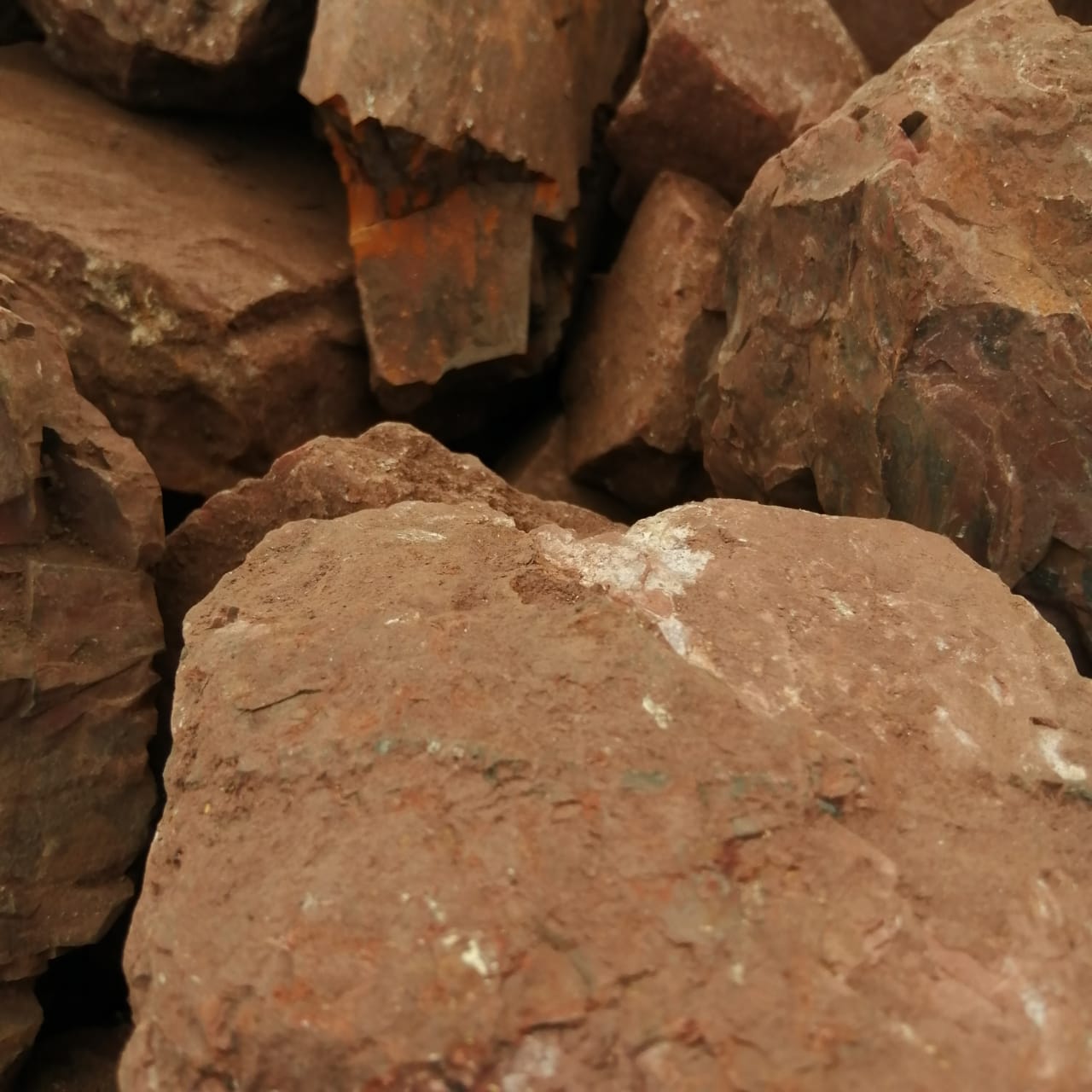 фото Яшма красная  (фр. 70-100 мм)  купить в Краснодаре в интернет-портале 