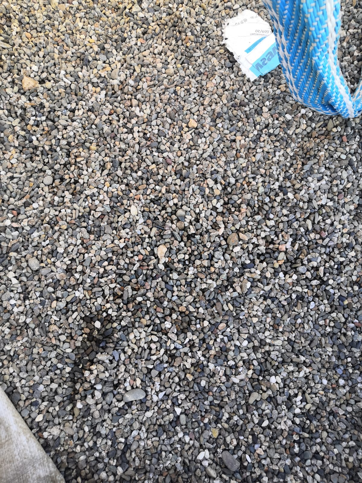  Галька речная окат (серая) фр.3-5 мм купить   в Краснодаре галька речная серая бежевый темно-серый окатанный речной камень округлый 8000 руб/т   фото 