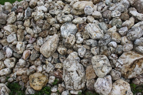  Кварцевый валунчик фр.100-300 мм.  купить в Краснодаре кварц белый, бежевый молочный рыжий крупный природный камень галечник 7850 руб/т   фото 