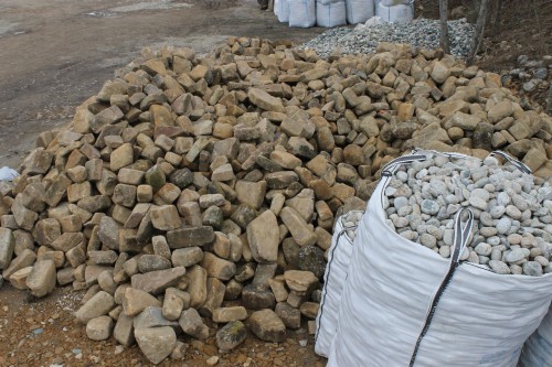 Песчаник для строительства и кладки блочный (фр 100-200 мм)  купить  в Краснодаре песчаник бежевый серый рыжий валун мелкий для строительства песчаник 6500 руб/т   фото 