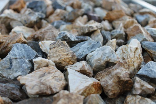  Мраморная крошка (щебень крошка медовый) фр. 20-40 мм.  купить  в Краснодаре мрамор бежевый рыжий желтый ландшафтная мраморная крошка 9900 руб/т   фото 