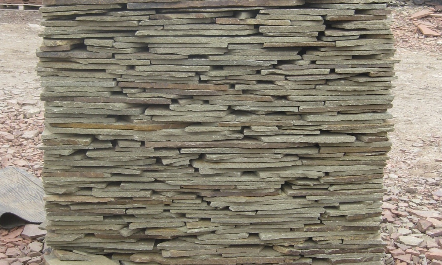 Песчаник пластушка серо-зеленый (1,5 см)  купить  в Краснодаре плитняк - пластушка серо-зеленый, серый, зеленый пластушка рваная ландшафтная колотая 7 500 руб/м3   фото 