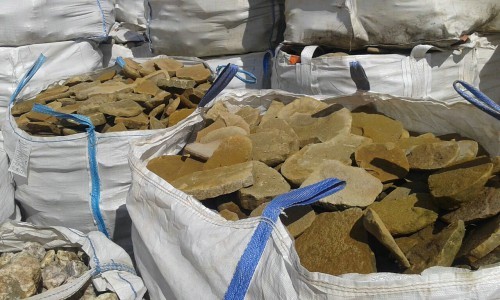 Песчаник колотый для облицовки (фр. 2-3 см)  купить  в Краснодаре песчаник бежевый серый рыжий песчаник строительный 5000 руб/т   фото 