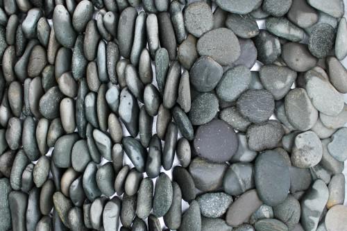 Kamenclub.ru: Галька речная плоская (темно-серая) фр. 70-150 мм. купить   в  Краснодарегалечник природный темно-серый серый синий речная плоская природная окатанная  7000 руб/т   фото КАМЕНЬ КЛУБ