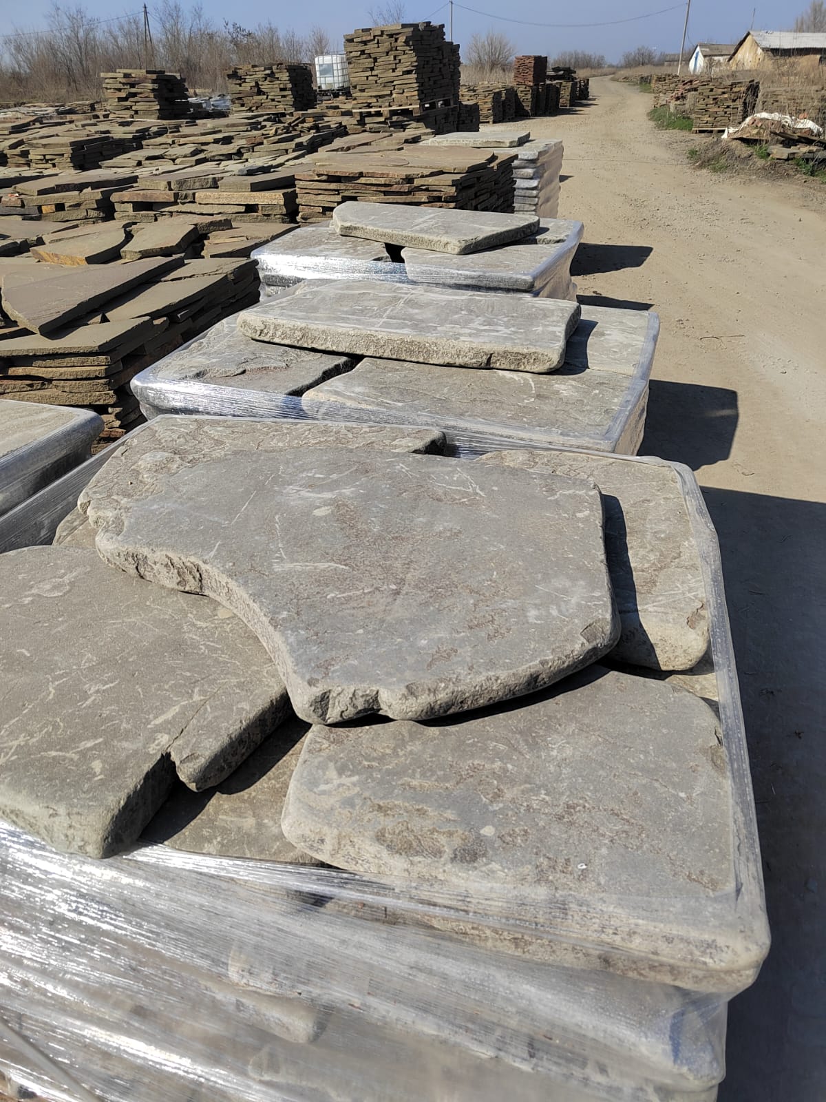 Песчаник пластушка галтованная светло-серая (3,0 см)  купить  в Краснодаре песчаник светло-серый, серый ландшафтный камень рваный колотый 12 000 руб/м3   фото 