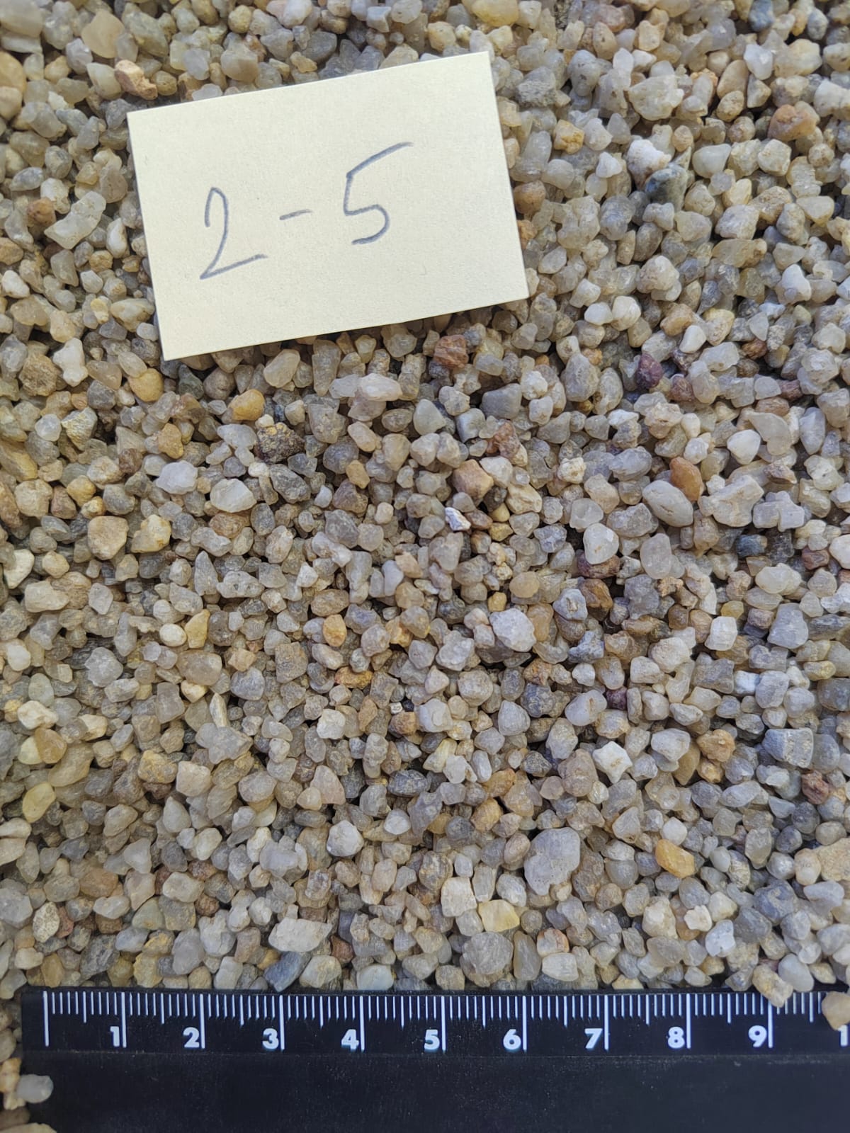 Кварцевый песок для площадок фр. 2-5 мм.  купить в Краснодаре фото 