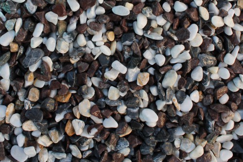  Мраморная крошка (щебень крошка микс : белый-черный-розовый) фр. 5-10 мм.  купить  в Краснодаре мрамор белый, черный, розовый, разноцветный микс декоративная мраморная каменная крошка 9500 руб/т   фото 