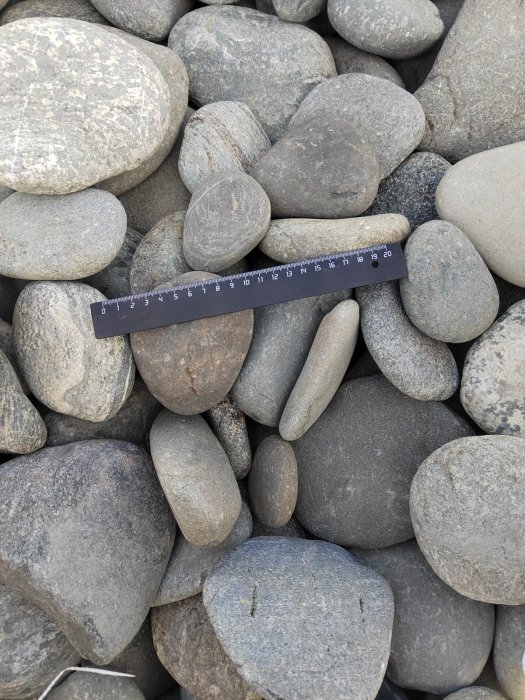  Галька речная плоская (ассорти) фр. 70-150 мм. купить  в Краснодаре  галька галечник серый белый темно-серый синий светло-серый плоская природная галька  6200 руб/т   фото 