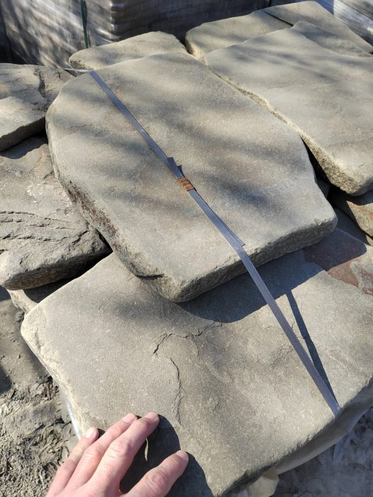  Песчаник пластушка светло-серый (4,0 - 6,0 см)  купить  в Краснодаре плитняк - пластушка светло-серый песчаник 7 500 руб/м3   фото 