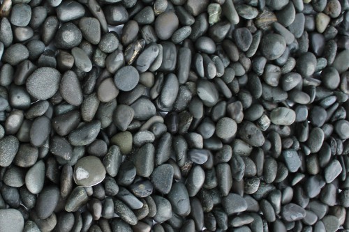  Галька речная окат (темно-серая) фр. 70-150 мм. купить   в Краснодаре галька речная темно-серая, синяя, серая речная галька округлая  5000 руб/т   фото 