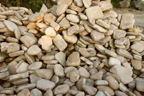 Песчаник для мощения дорожек, площадок, парковок ( фр 5-10 см)  купить  в Краснодаре песчаник  серый желтый коричневый рыжий песчаник оголтованный окатанный 6500 руб/т   фото 