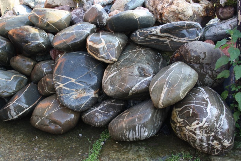  Валунчик Паутинник фр.100-300 мм  купить в Краснодаре крупный природный камень галечник темно-серый с прожилками белый черный речной валунчик 5000 руб/т   фото 