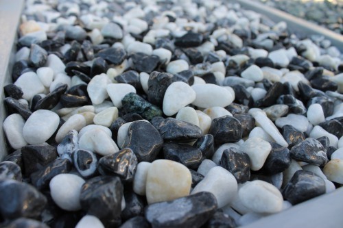  Галька Далматин мраморная (щебень галтованный микс:белый-черный) фр.10-20 мм.  купить  в Краснодаре мрамор белый, черный окатанные округлые декоративные ландшафтные камни щебня 14500 руб/т   фото 