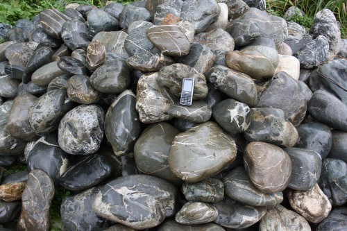  Валунчик Паутинник фр.100-300 мм  купить в Краснодаре крупный природный камень галечник темно-серый с прожилками белый черный речной валунчик 5000 руб/т   фото 