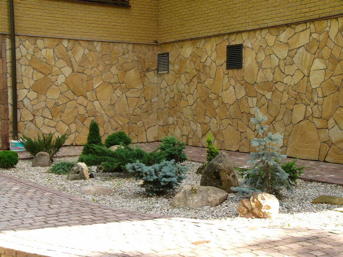 Песчаник пластушка желтый с разводом под дерево (2 см)  купить  в Краснодаре плитняк желтый с разводами, желтый, рыжий, серый песчаник пластушка рваная ландшафтная 11 000 руб/м3   фото 