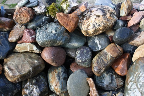  Ландшафтные валунчики фр.100-500 мм.  купить в Краснодаре крупный природный камень серый, темно-серый, светло-серый речной валун крупный 4800 руб/т   фото 