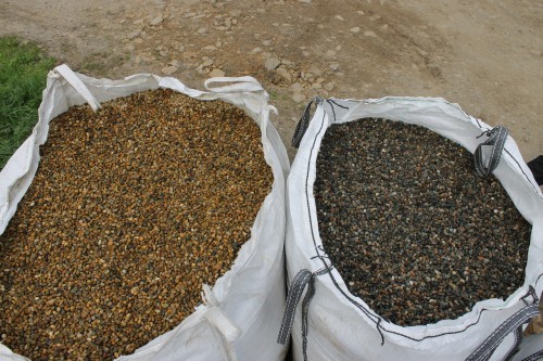  Галька окат (серо-желтая) фр.10-20 мм. купить   в Краснодаре галька серо-желтая, рыжая, серый речная окатанная округлая галька 4000 руб/т   фото 