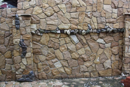 Песчаник колотый для облицовки (фр. 2-3 см)  купить  в Краснодаре песчаник бежевый серый рыжий песчаник строительный 5000 руб/т   фото 