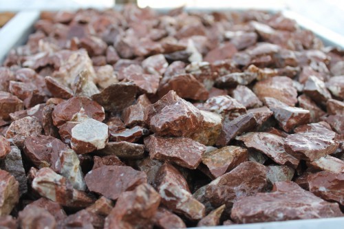  Мраморная крошка (щебень крошка розовый) фр. 20-40 мм.  купить  в Краснодаре мрамор розовый, красный мраморная крошка декоративная 7700 руб/т   фото 