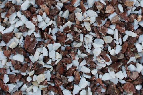  Мраморная крошка (щебень крошка микс : белый-черный-розовый) фр. 20-40 мм.  купить  в Краснодаре мрамор белый, черный, розовый декоративная ландшафтная крошка 9500 руб/т   фото 