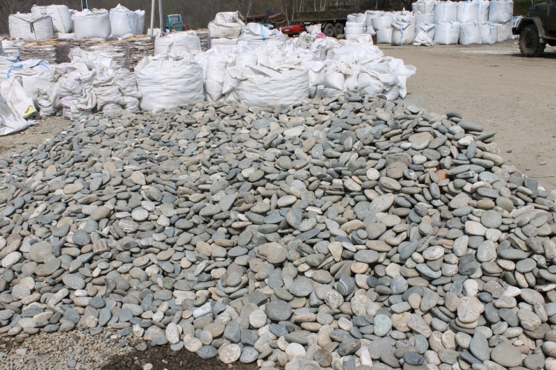 Kamenclub.ru: Галька речная плоская (серо-белая) фр. 70-120 мм. купить   в  Краснодарегалька галечник речной серый, белый окатанная плоская  природная галька 7000 руб/т   фото КАМЕНЬ КЛУБ