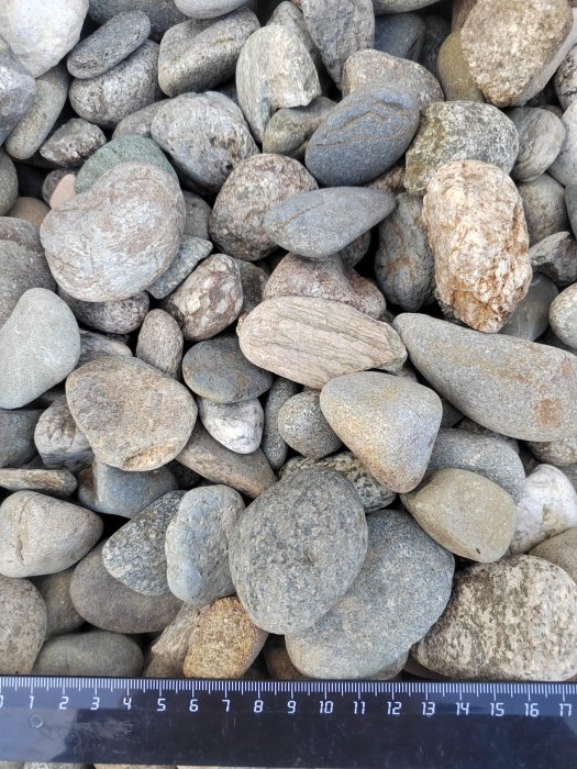  Галька речная окат (пестрая) фр. 20-40 мм. купить   в Краснодаре галька речная пестрая, серая, серые оттенки галька речная окатанная округлая 4000 руб/т   фото 