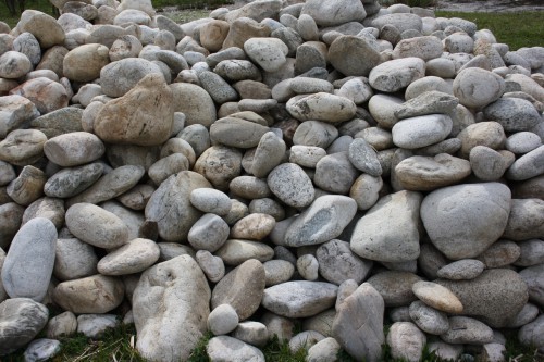  Бело-серый валунчик фр.100-300 мм.  купить в Краснодаре крупный камень для ландшафта серый, белый бело-серый валун крупная галька 4500 руб/т   фото 