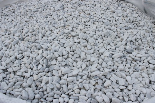  Белая мраморная галька (щебень галтованный белый) фр.10-20 мм.  купить  в Краснодаре мрамор белый, молочный, айвори окатанный округлый декоративный ландшафтный щебень 14500 руб/т   фото 