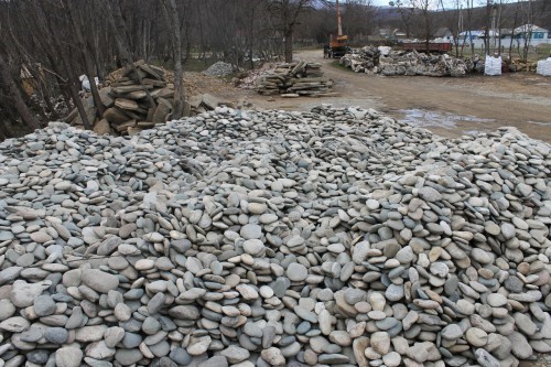 Kamenclub.ru: Галька речная плоская (ассорти) фр. 100-200-300 мм купить   в  Краснодарегалька галечник природный серый, белый темно-серый синий рыжий светло-серый природная галька плоская крупная 5500 руб/т   фото КАМЕНЬ КЛУБ