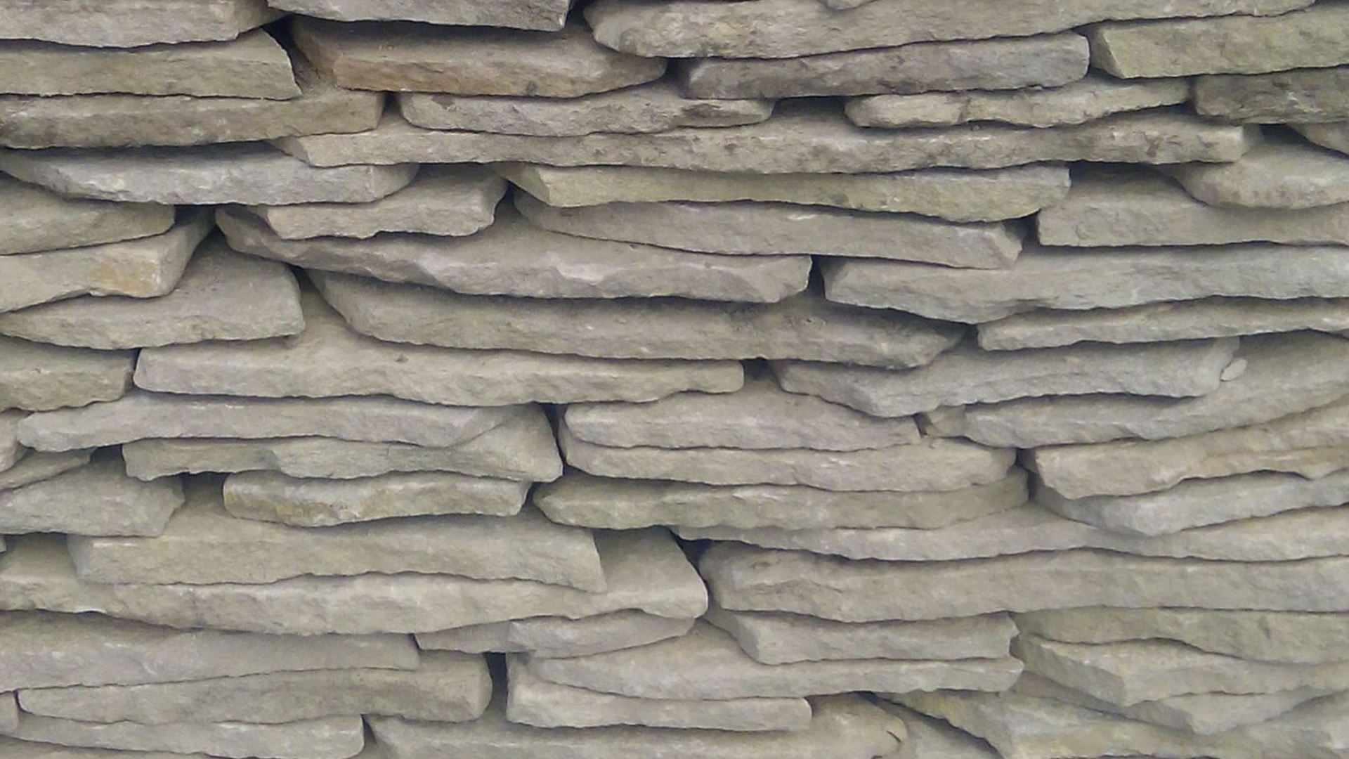 Песчаник пластушка светло-серый (2,0 см)  купить  в Краснодаре плитняк- ластушка светло-серый, серый рваный ландшафтный плитняк колотый 7 500 руб/м3   фото 