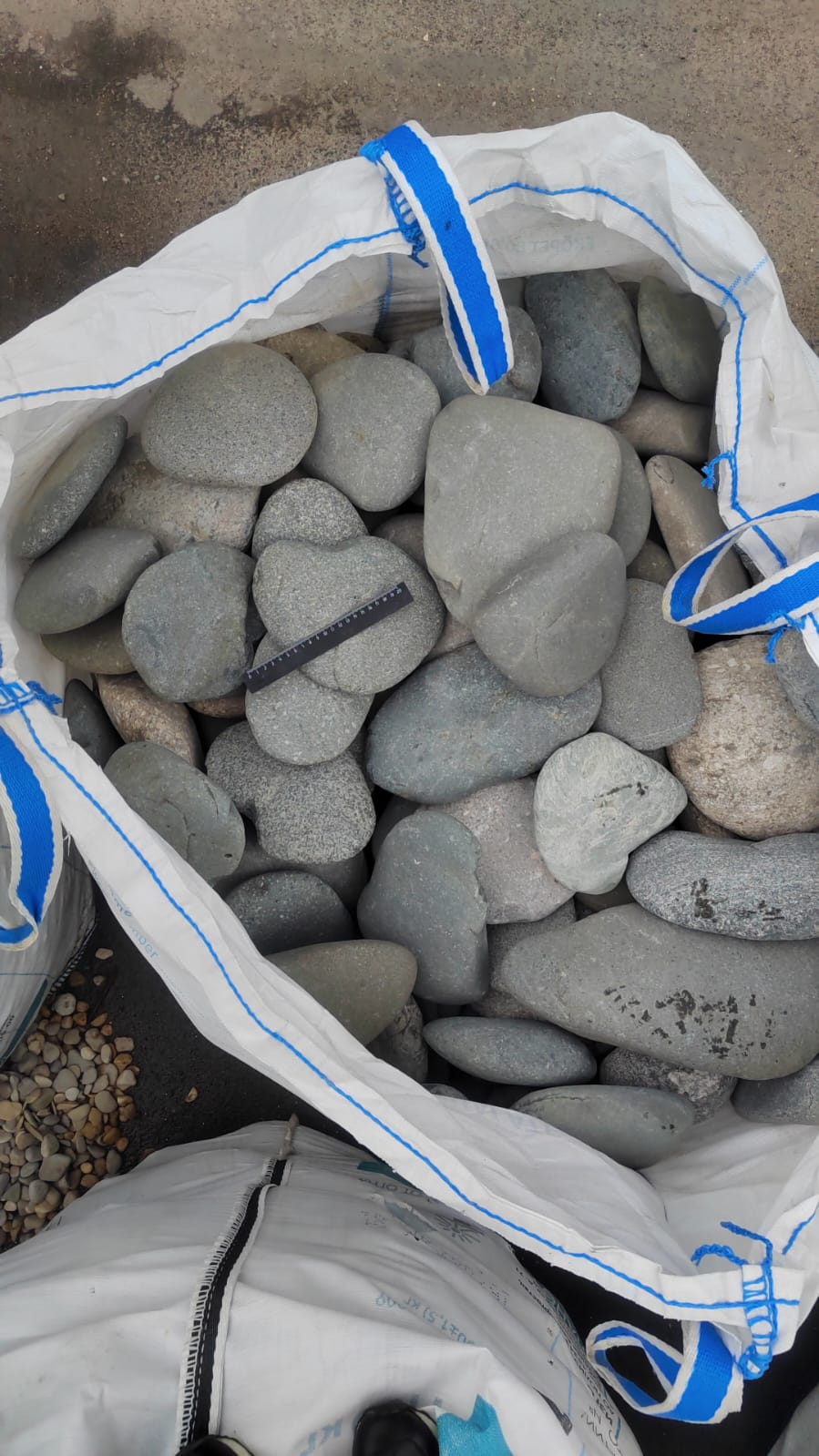 Kamenclub.ru: Галька речная плоская (темно-серая) фр. 70-150 мм. купить   в  Краснодарегалечник природный темно-серый серый синий речная плоская природная окатанная  7000 руб/т   фото КАМЕНЬ КЛУБ