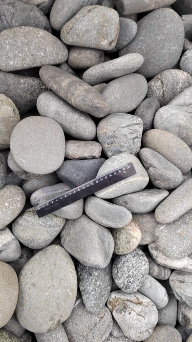  Галька речная окат (темно-серая) фр. 70-150 мм. купить   в Краснодаре галька речная темно-серая, синяя, серая речная галька округлая  5000 руб/т   фото 