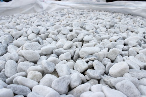  Белая мраморная галька (щебень галтованный белый) фр.10-20 мм.  купить  в Краснодаре мрамор белый, молочный, айвори окатанный округлый декоративный ландшафтный щебень 14500 руб/т   фото 