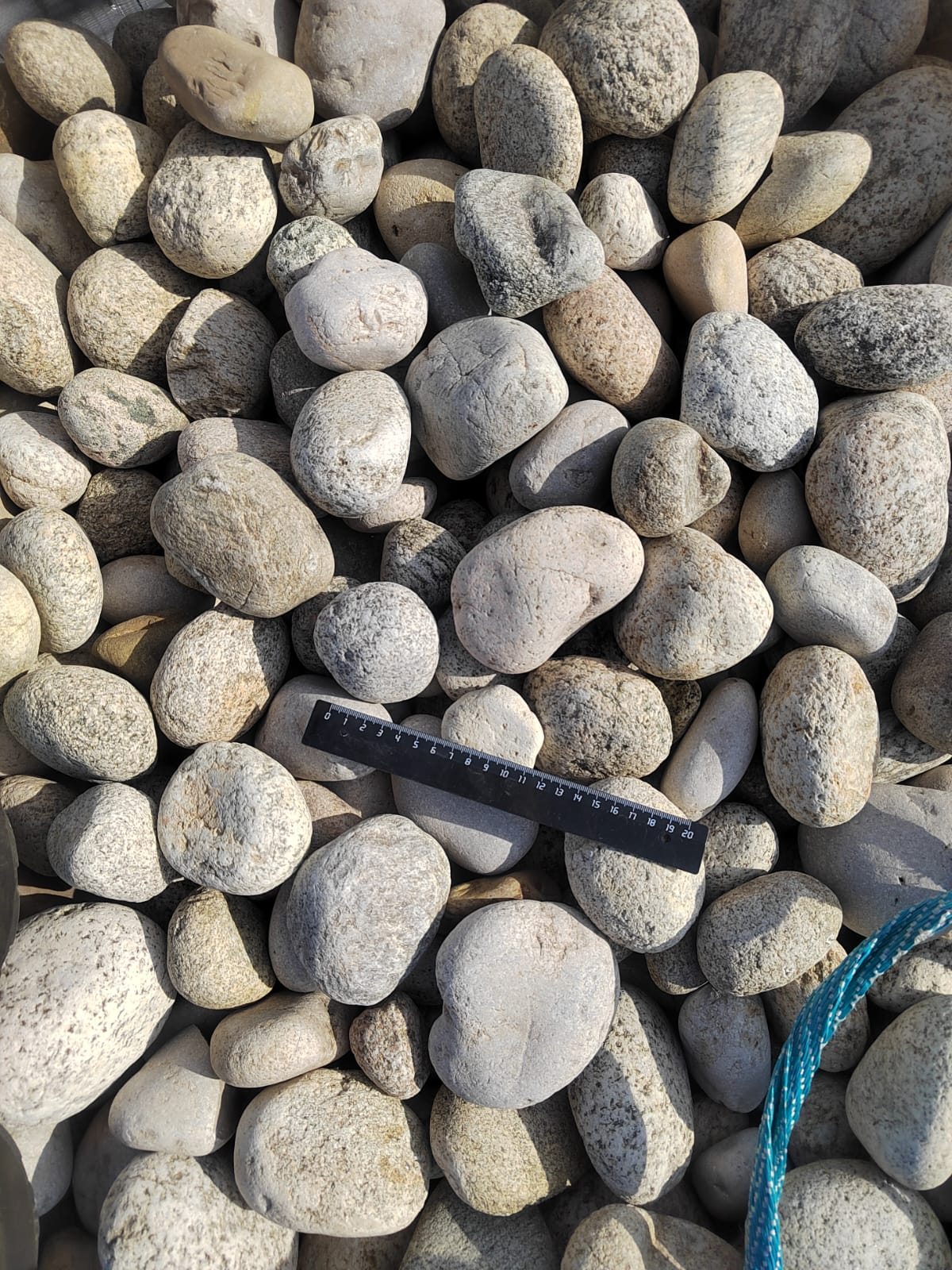  Галька речная окат (серо-белая) фр. 70-120 мм купить   в Краснодаре галька галечник бело-серая, серо-белая, серая, белая речная природная галька  5500 руб/т   фото 