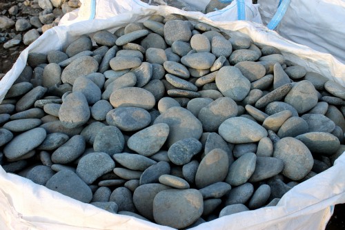  Галька речная плоская (темно-серая) фр. 100-200-300 мм. купить  в Краснодаре  галька речная плоская темно-серый, серый, синий речной галечник плоский 6000 руб/т   фото 