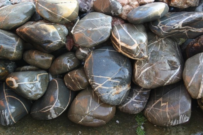 Валунчик Паутинник фр.100-300 мм  купить в Краснодаре крупный природный камень галечник темно-серый с прожилками белый черный речной валунчик 5000 руб/т   фото 