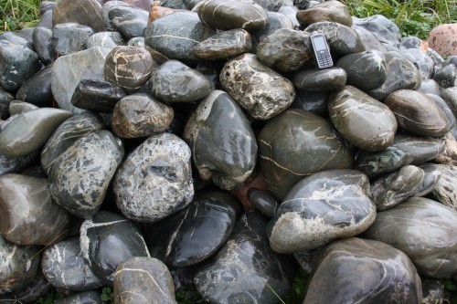  Валунчик Паутинник фр.100-300 мм  купить в Краснодаре крупный природный камень галечник темно-серый с прожилками белый черный речной валунчик 5000 руб/т   фото 