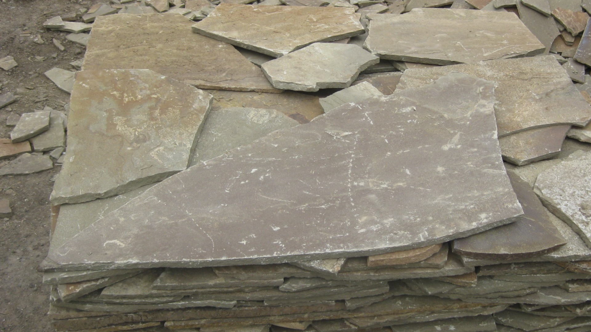 Песчаник пластушка серо-зеленый (1,5 см)  купить  в Краснодаре плитняк - пластушка серо-зеленый, серый, зеленый пластушка рваная ландшафтная колотая 7 500 руб/м3   фото 