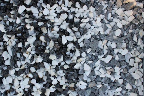  Мраморная крошка (щебень крошка микс : черный-белый) фр. 10-20 мм.  купить  в Краснодаре мрамор белый, черный каменная декоративная крошка ландшафтная 9500 руб/т   фото 