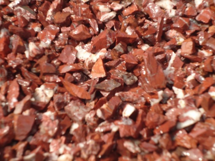  Щебень крошка красный (ЯШМА) фр. 5-10 мм.  купить  в Краснодаре крошка каменная яшмы красный, бордовый, темно-красный декоративная крошка ландшафтная каменная яшмоидная 6 600 руб/т   фото 