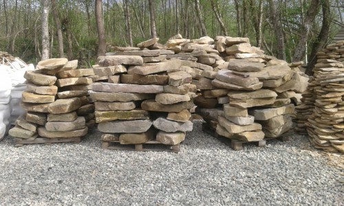 Песчаник плиты - плахи - пошаговые дорожки (фр. 70-150 мм)  купить  в Краснодаре песчаник серый бежевый желтый зеленый колотый песчаник строительный 6500 руб/т   фото 