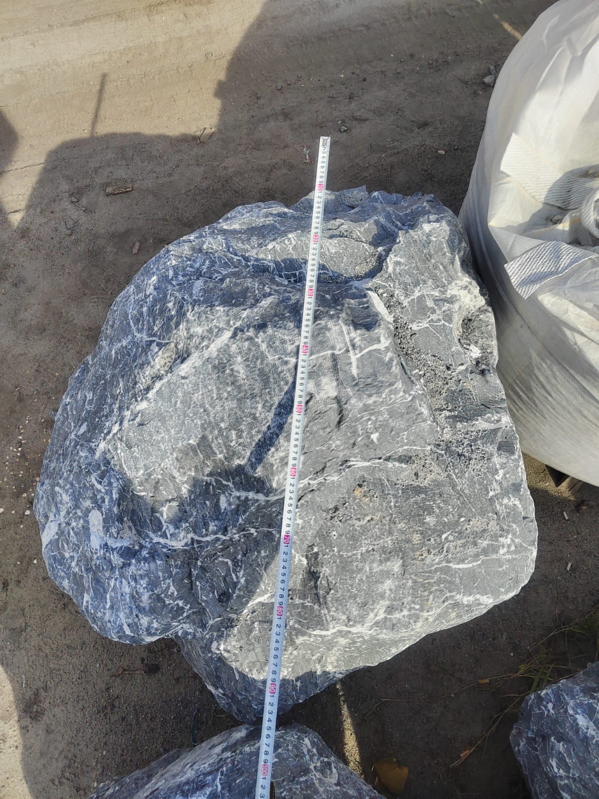  Черный мрамор скальник фр. 1000-1500 мм.  купить в Краснодаре мрамор черный белый серый крупный колотый валун ландшафтный 9000 руб/т   фото 