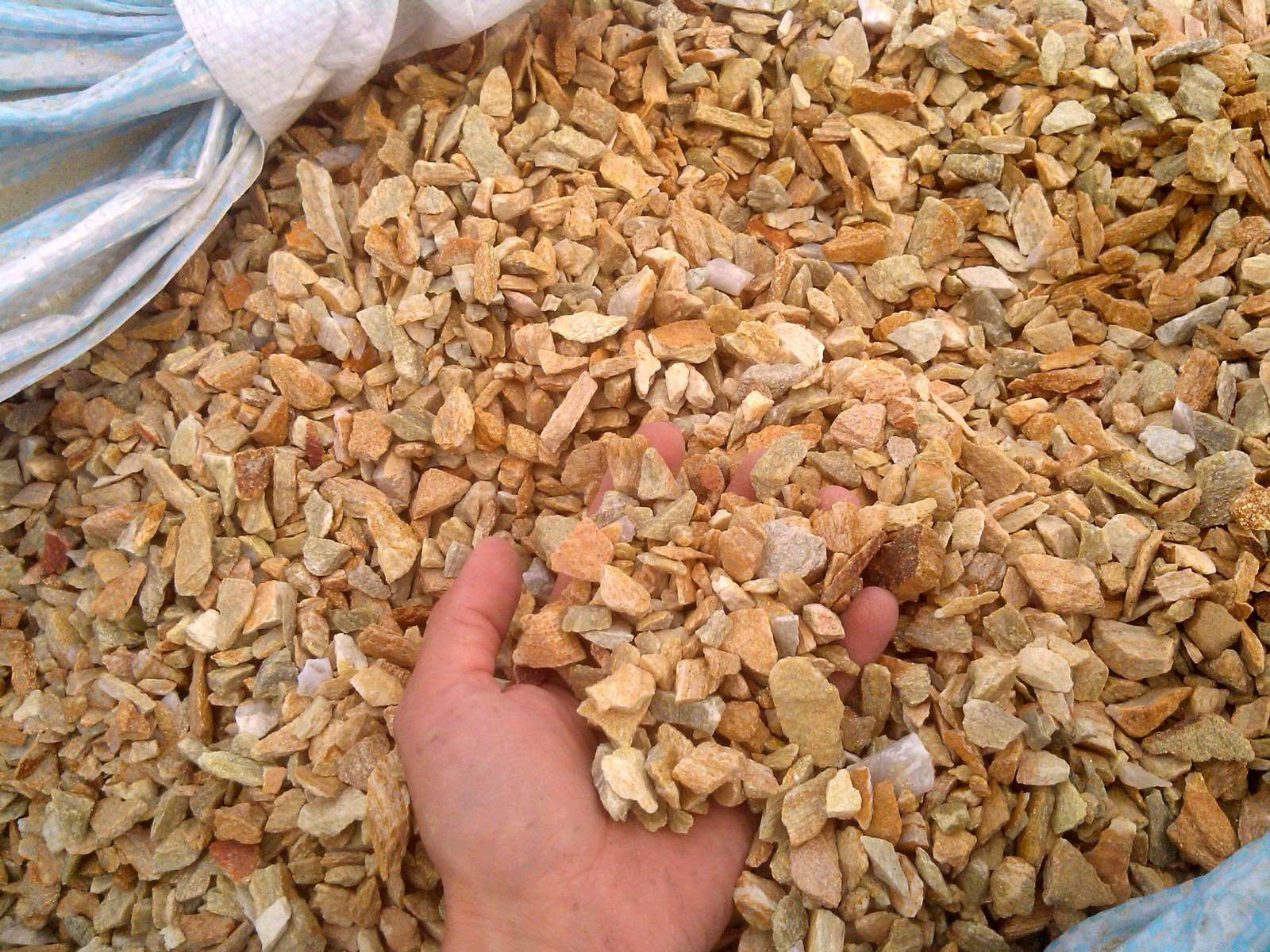  Щебень крошка желтый (ЗЛАТОЛИТ) фр. 20-40 мм.  купить  в Краснодаре златолит бежевый, золотистый, желтый декоративная каменная крошка 8 000 руб/т   фото 